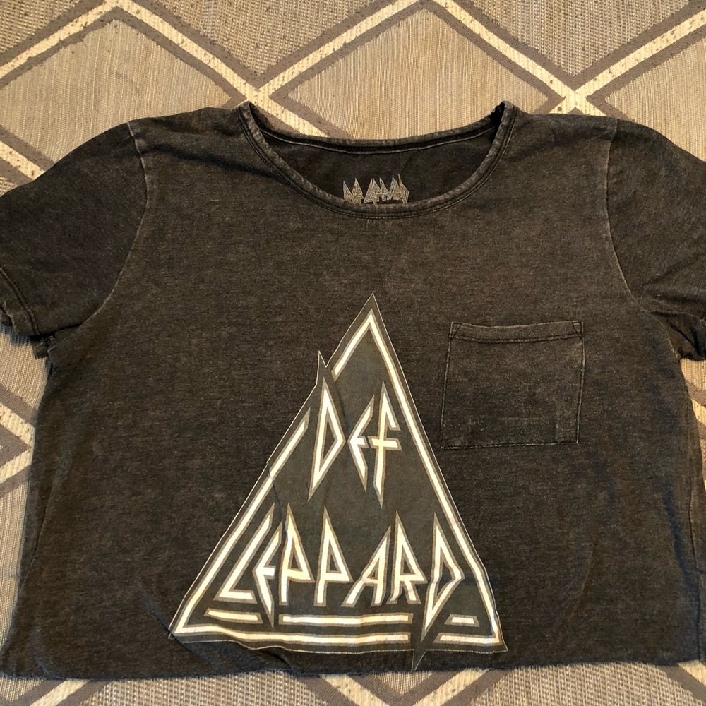 Def Leppard v neck tee
